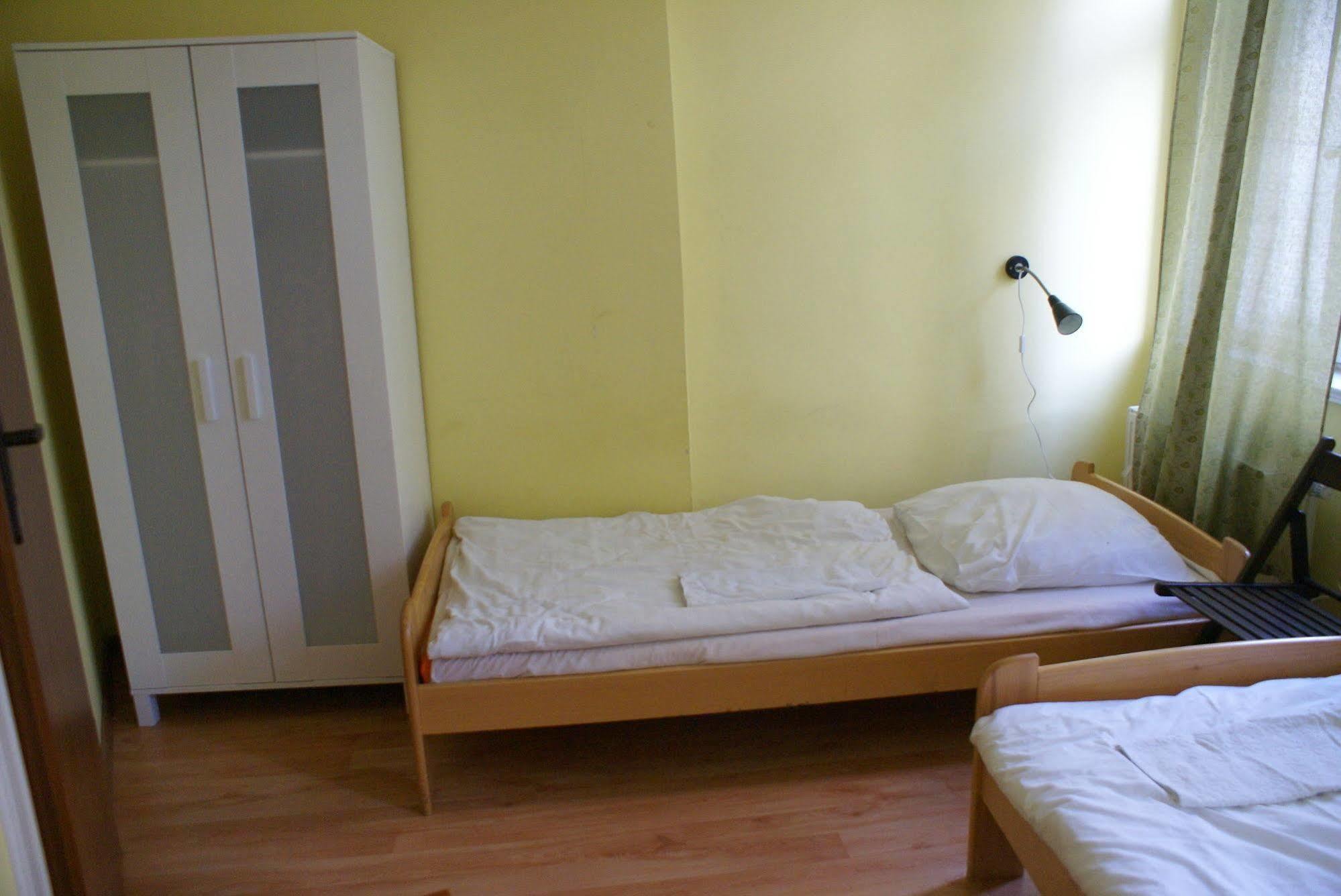 Frolic Goats Hostel Познан Екстериор снимка