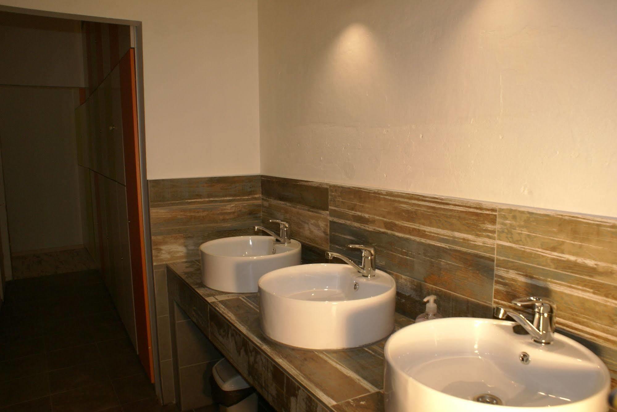 Frolic Goats Hostel Познан Екстериор снимка