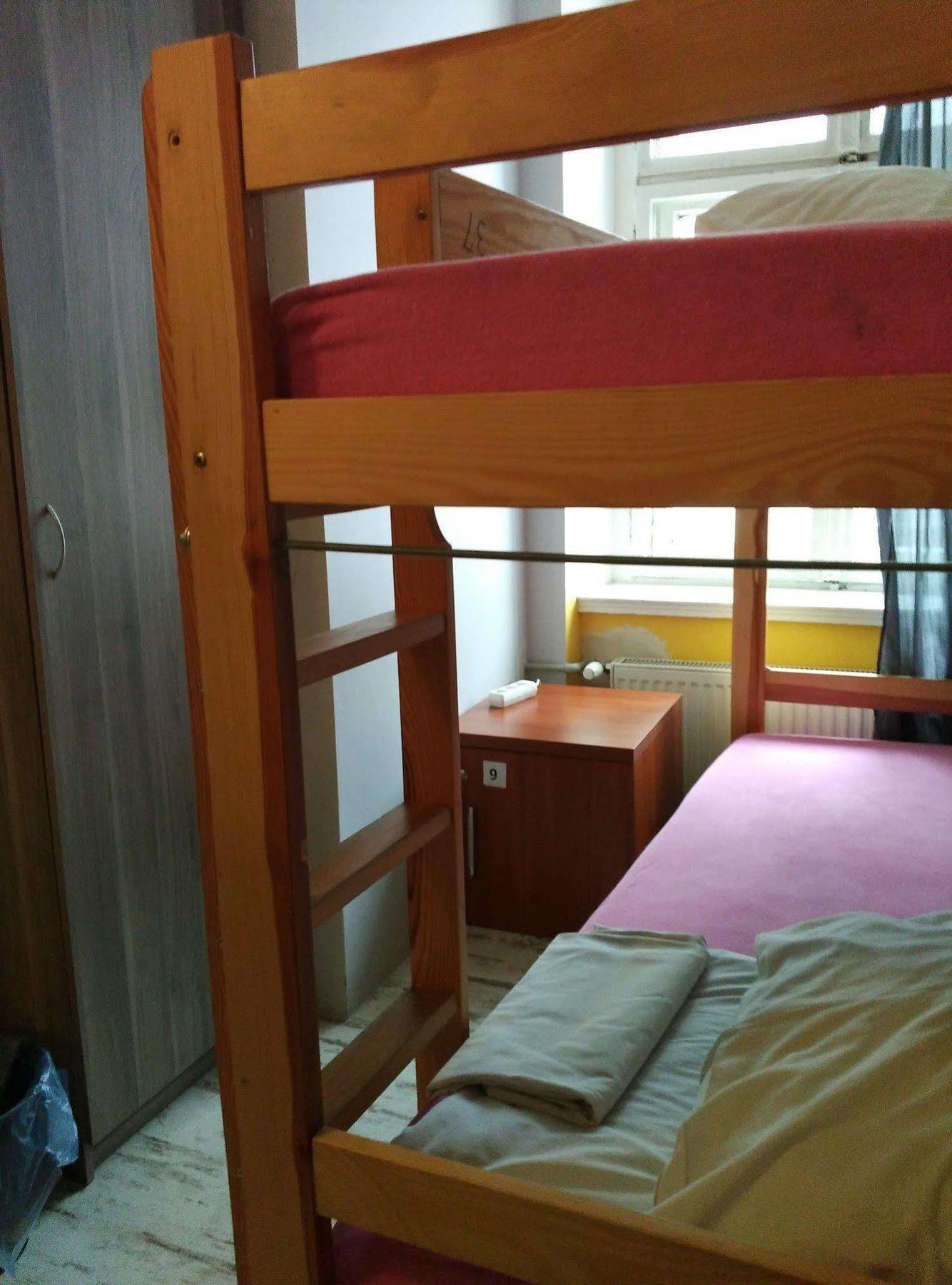 Frolic Goats Hostel Познан Екстериор снимка