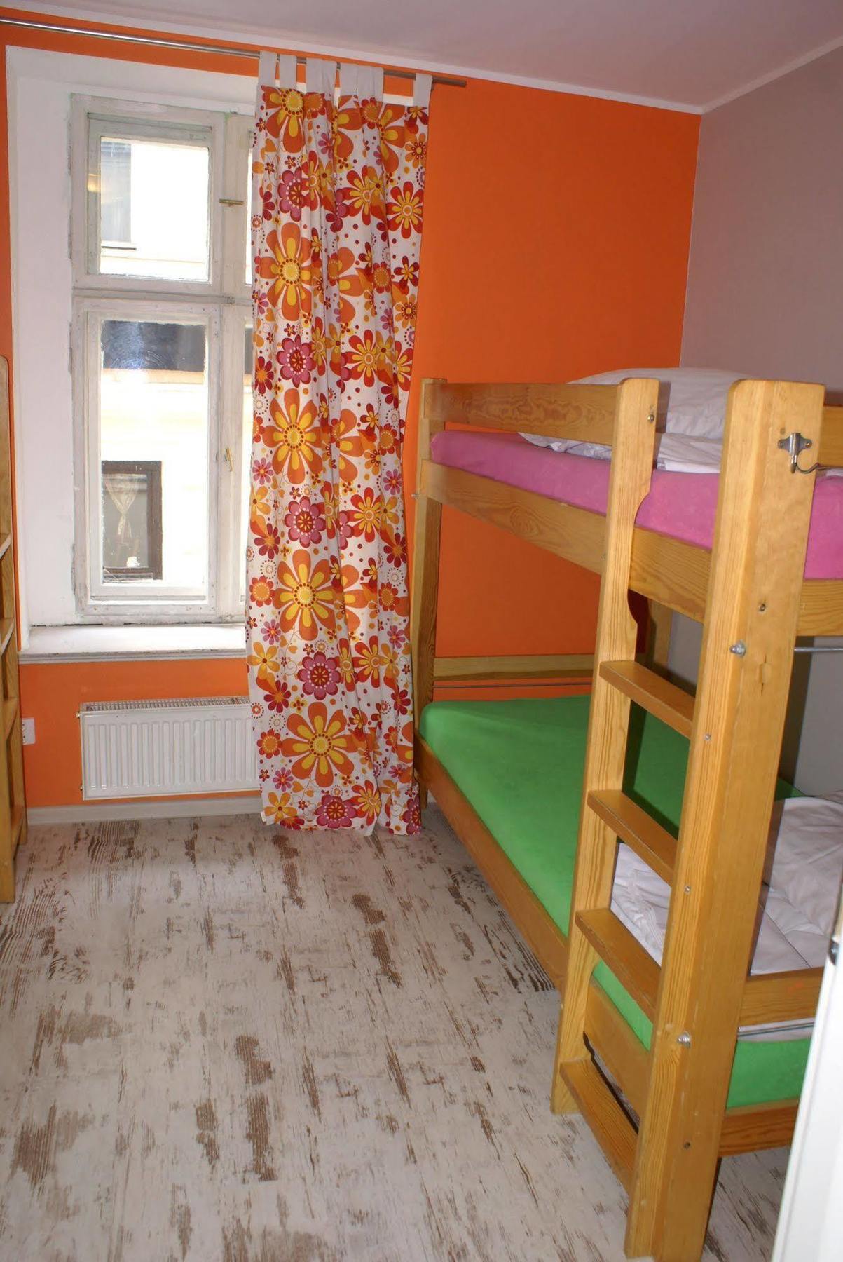 Frolic Goats Hostel Познан Екстериор снимка